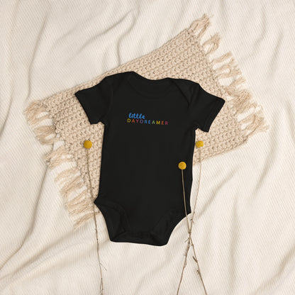 Little.Daydreamer // Babystrampler aus Bio-Baumwolle // Unisex // Stick (Front)